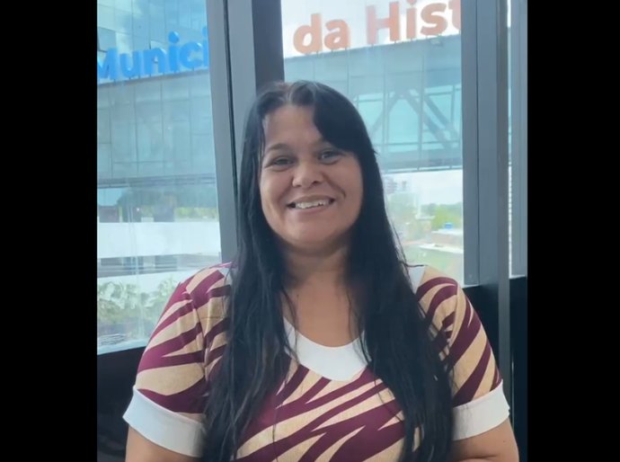 Esposa de paciente celebra tratamento e alta médica no Hospital da Cidade em Maceió