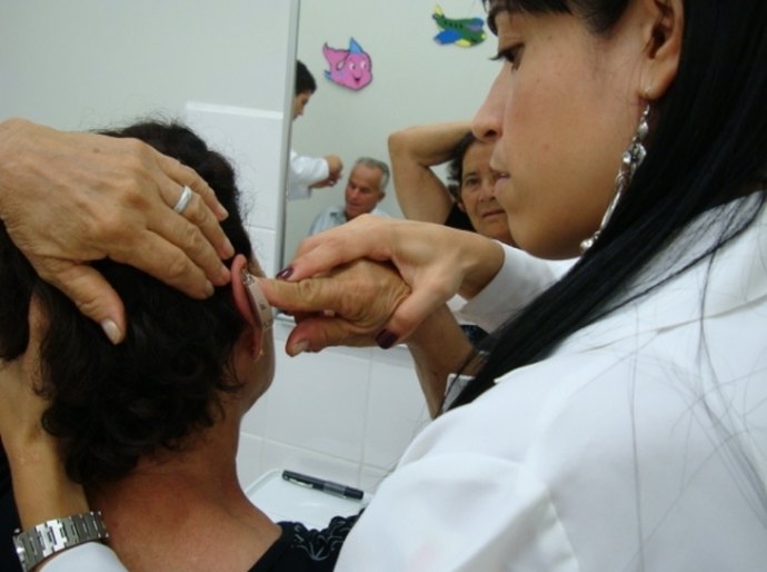 Centro de Reabilitação da Uncisal distribui aparelhos auditivos