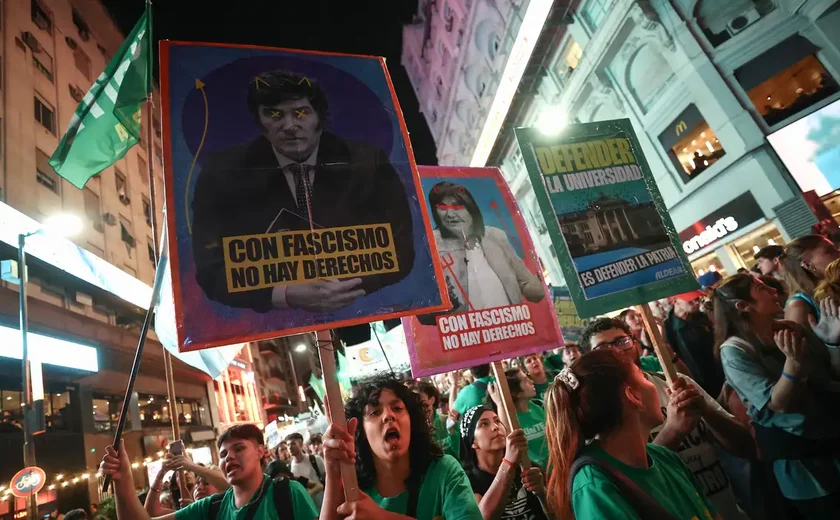 Argentinos saem às ruas em Buenos Aires contra cortes orçamentários em universidades públicas