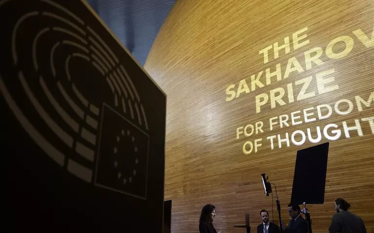 Jornalistas palestinos e Charlie Kirk disputarão Prêmio Sakharov