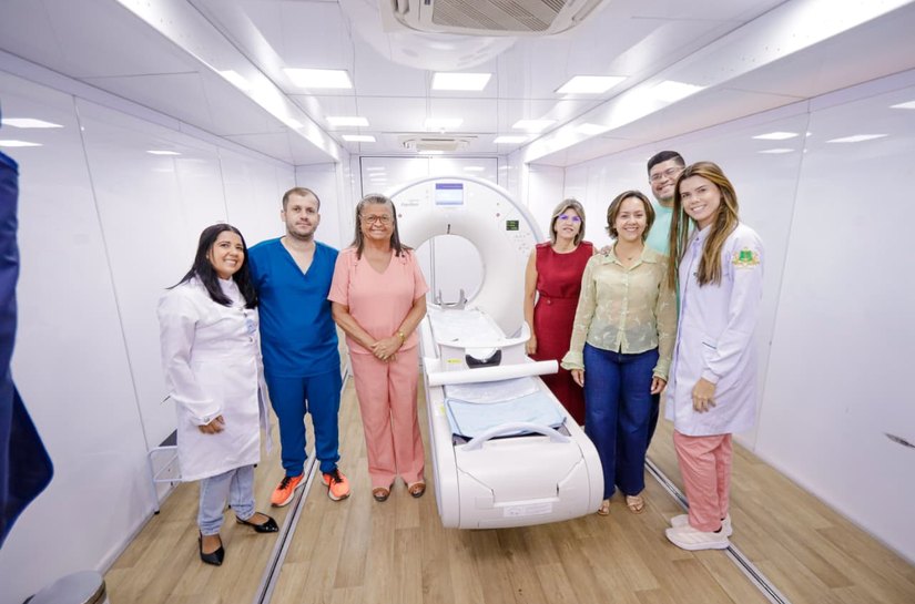 Prefeita Tia Júlia e secretária de Saúde Zoé Duarte visitam carreta do programa federal “Agora Tem Especialistas”