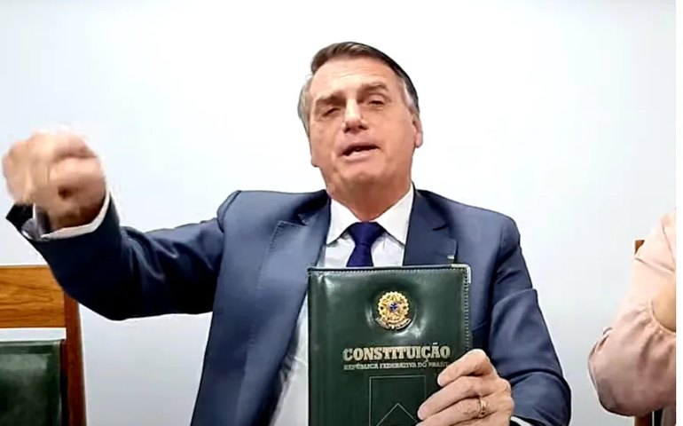 Em live, Bolsonaro mostra Constituição: ‘Esta é melhor carta à democracia’