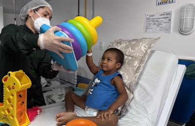 Criança de 3 anos que sofreu acidente de moto e estava sem capacete sobrevive após assistência no HGE