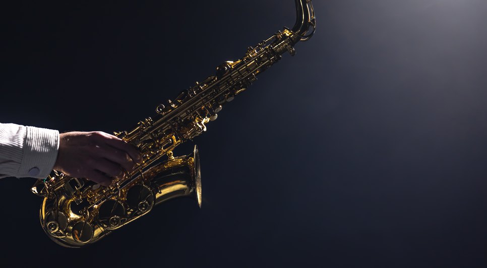saxofone-nas-maos-de-um-homem-em-um-espaco-de-copia-de-fundo-escuro / Foto: Foto: Freepik