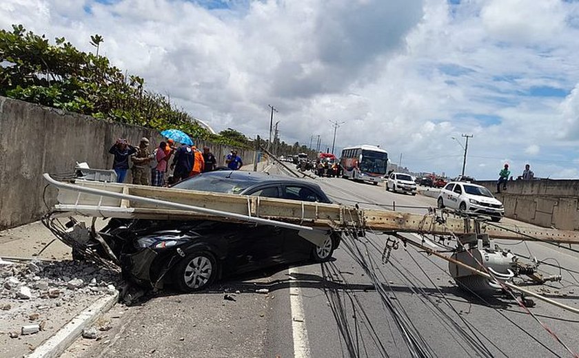 Caminhão derruba três postes em acidente próximo à ponte Divaldo Suruagy