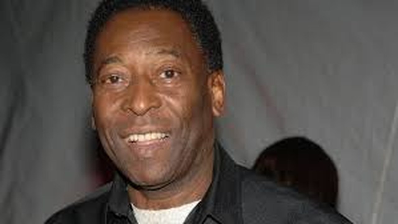 Pelé volta a ser internado em São Paulo