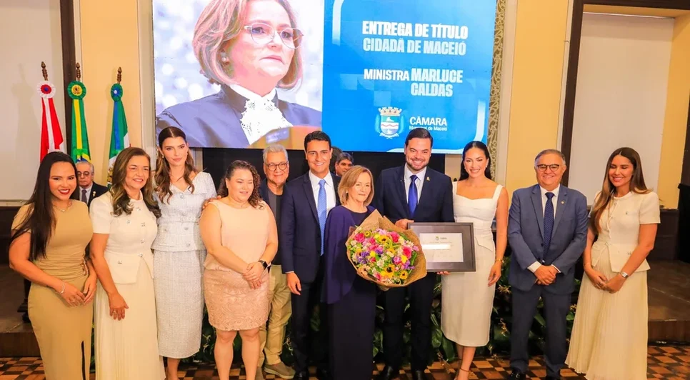 Ministra Marluce Caldas recebe o título de Cidadã Honorária de Maceió durante solenidade promovida pela Câmara Municipal. - Foto: Assessoria