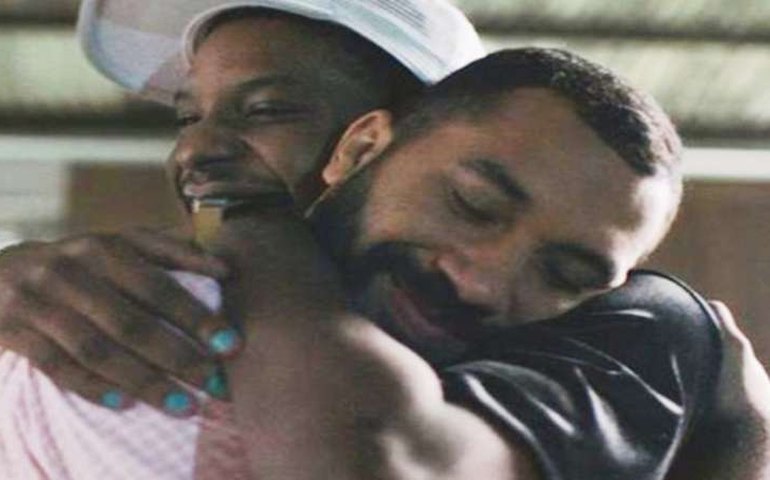 Casas Bahia lança campanha com Gil do Vigor e Lucas Penteado