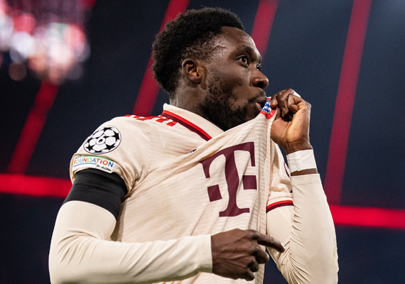 Alphonso Davies rompe ligamento do joelho e desfalca o Bayern no restante da temporada