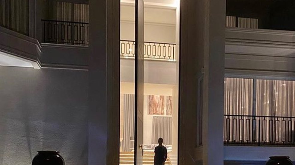 Porta da mansão de Rodrigo Faro impressiona