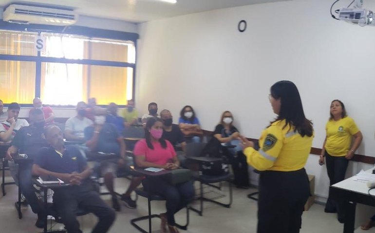 Ações educativas do Maio Amarelo levam palestras a taxistas e empresas