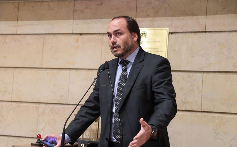 MP denuncia 7 por rachadinha no gabinete do vereador Carlos Bolsonaro