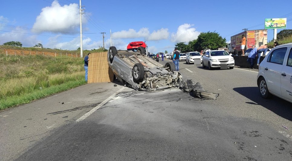 Pai e filha ficam feridos após carro capotar em Itaporanga D'Ajuda / Foto: Foto: PRF/SE