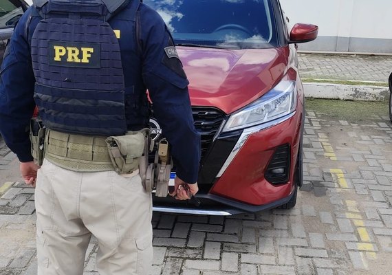 Flagrada com carro roubado, mulher é presa por receptação culposa em Maceió