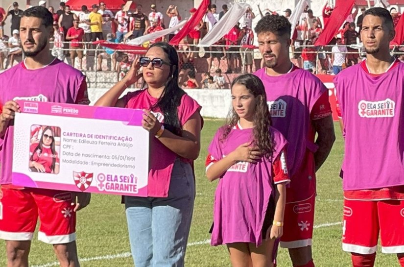 Jogadores do Penedense homenageiam mulheres penedenses com coletes do programa “Ela se Garante”