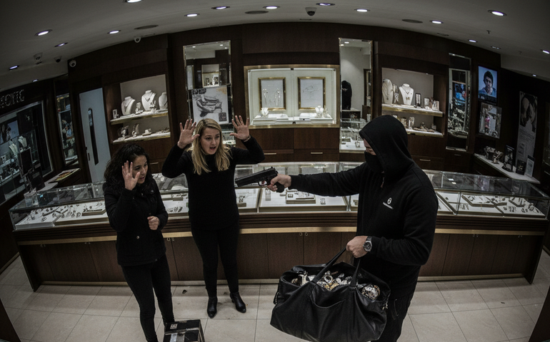 Ladrão armado invade joalheria em SP e foge com sacola de relógios