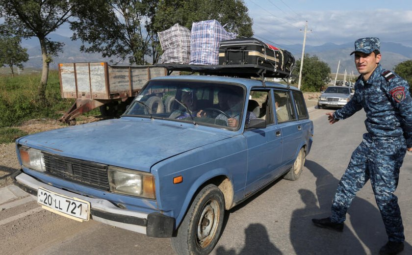 Primeiros refugiados de Nagorno Karabakh começam a chegar à Armênia após cessar-fogo