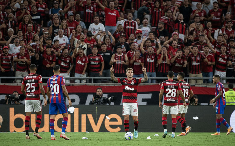 Sob vaias, Flamengo vence Madureira e se aproxima da final do Carioca