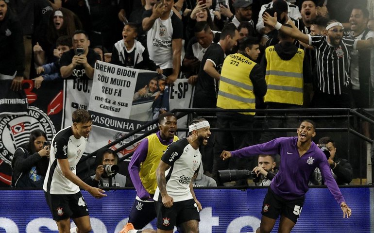 Depay e Yuri Alberto brilham e Corinthians vence o Majestoso
