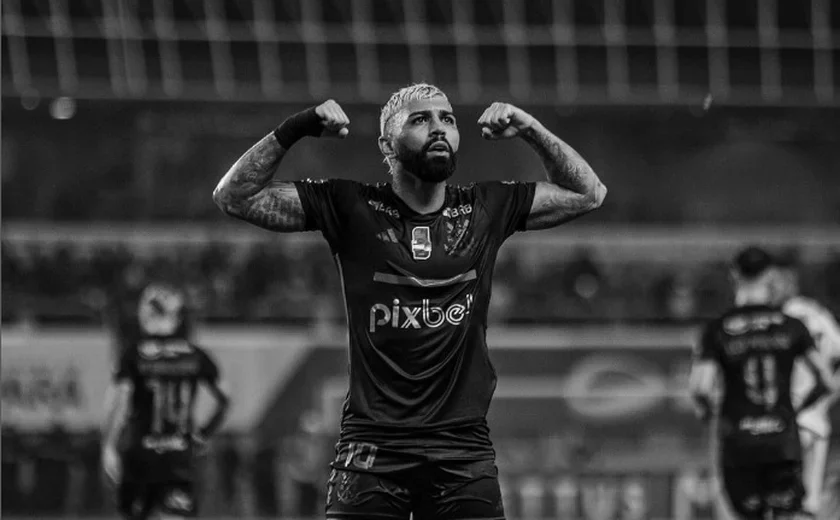Leo Jardim explica ausência de Gabigol entre os titulares, mas elogia: 'É um jogador especial'