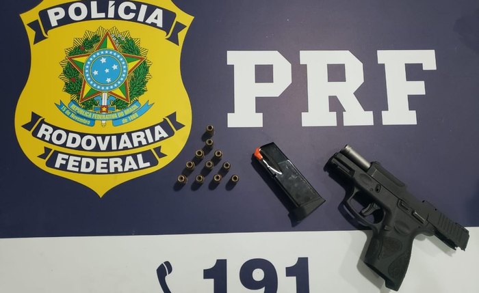 Dois homens, que estavam no veículo abordado, possuíam arma de fogo, mas apenas um apresentou documentação de porte