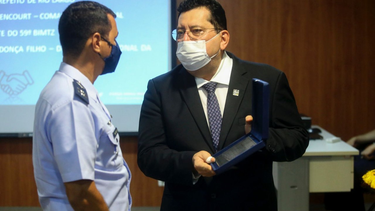 Prefeito de Rio Largo recebe medalha em reconhecimento ao apoio à Força Aérea Brasileira