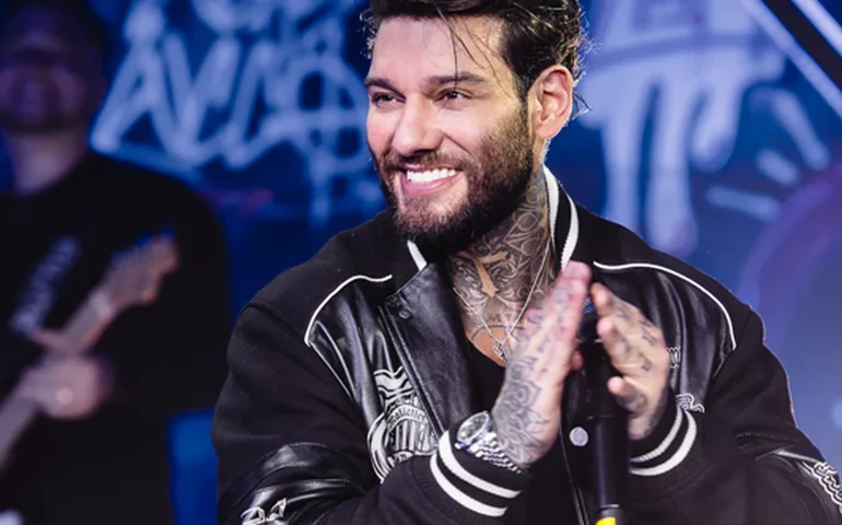 Lucas Lucco e o pai são indiciados por fraude na venda de carros de luxo; cantor nega