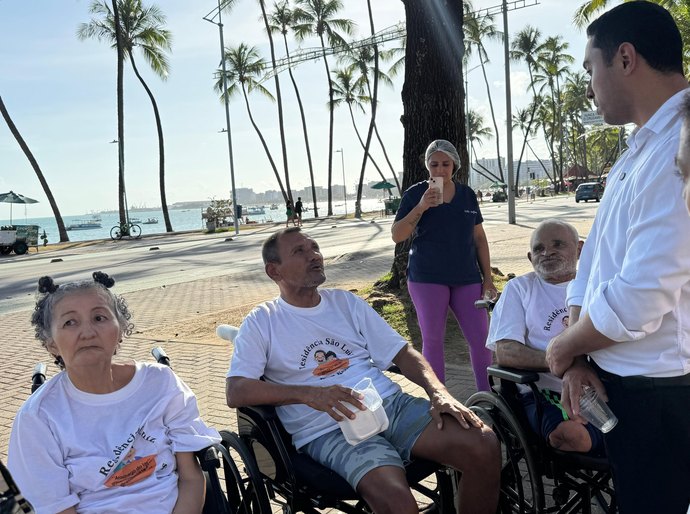 Vereador David do Emprego promove ação solidária e leva idosos para tarde de lazer na orla de Maceió