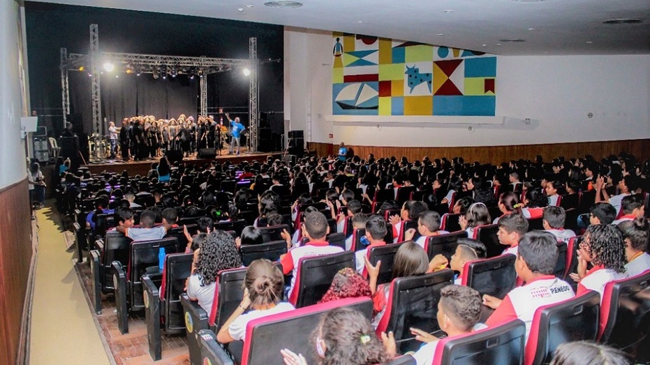 Estudantes de escolas públicas de Penedo se encantam com a Orquestra Meninos de São Caetano-PE