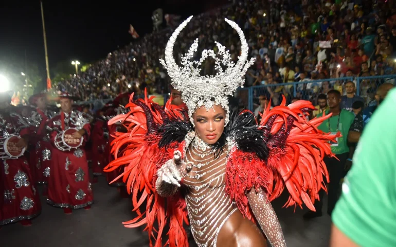 Rainha de bateria da Viradouro, Erika Januza diz que sempre sonhou ser Globeleza: 'Foi minha base de samba'