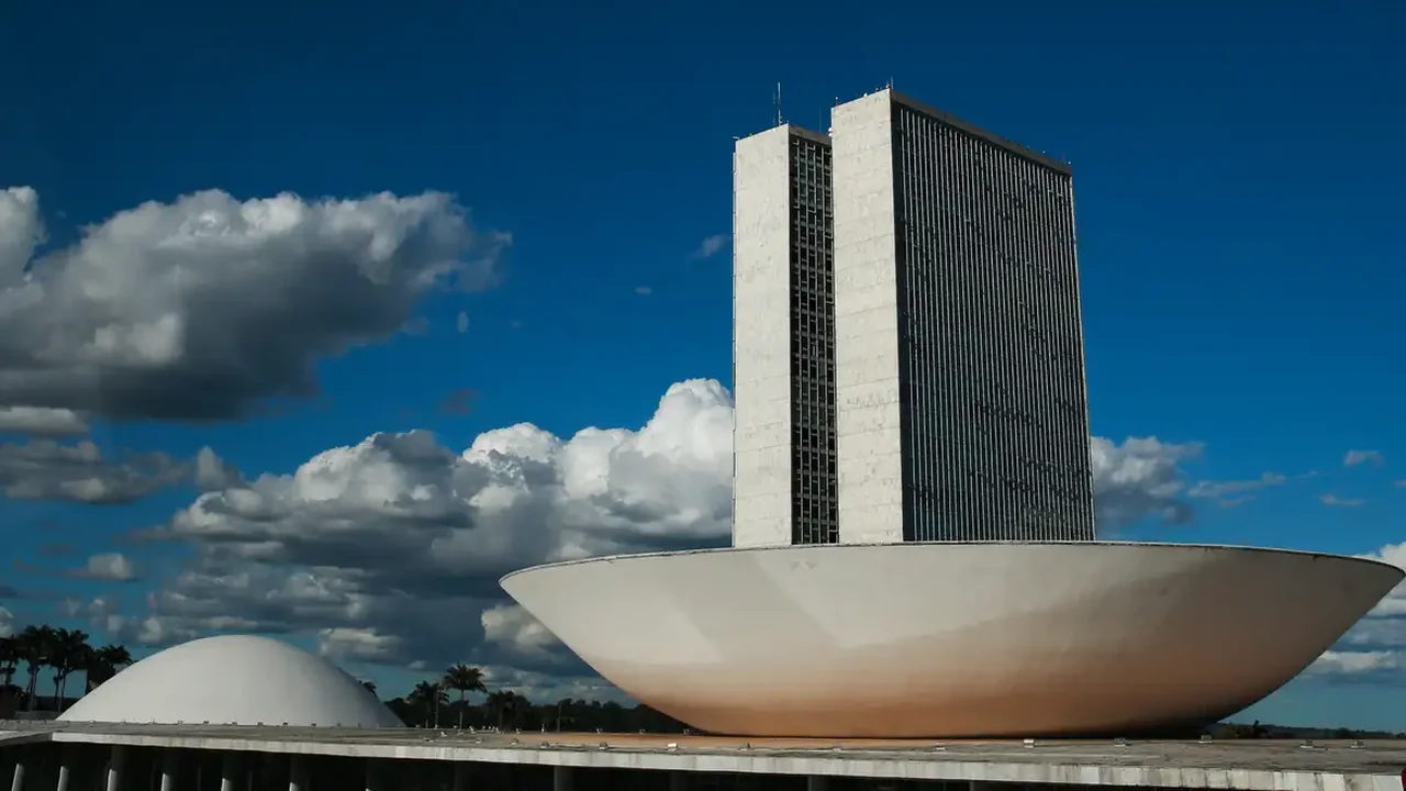 Deputados que se dividem com outros cargos levam a alta de pedidos de licença e ‘mandatos express’