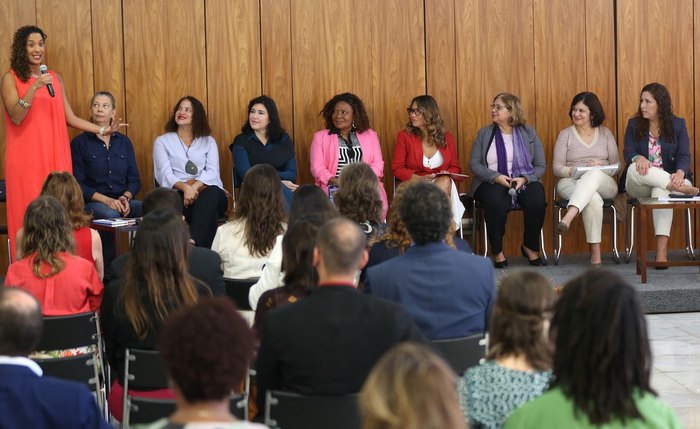 Mulheres ocupam 34% de cargos alta de liderança no setor público