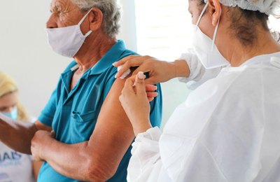Delmiro atinge 97% dos idosos acima de 60 anos vacinados com a primeira dose contra a Covid-19
