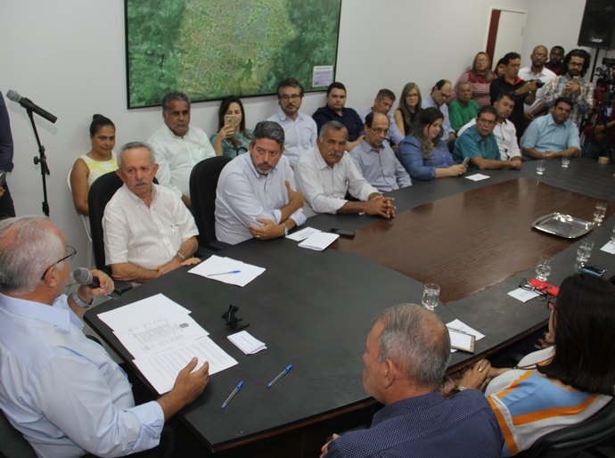 Teófilo recebe senador e deputado com anúncio de recursos para o município