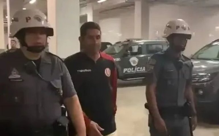 Elenco do Universitario posa com faixa em apoio a preparador preso por racismo no Brasil