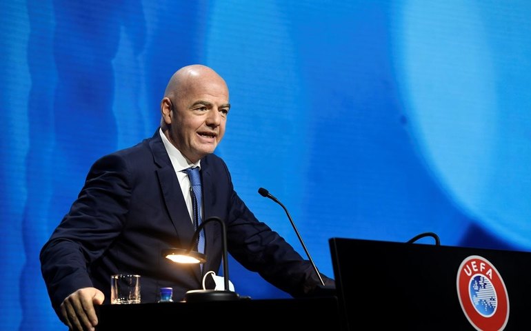 Presidente da Fifa visita seleção, volta a criticar racismo e conversa com Vini Jr.