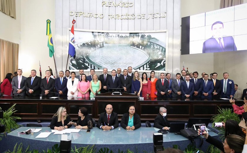 Parlamentares tomam posse com marca histórica de seis deputadas