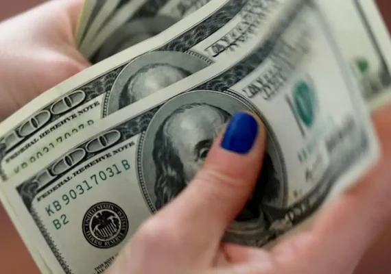 Dólar sobe para R$ 6,18 influenciado pelo cenário externo