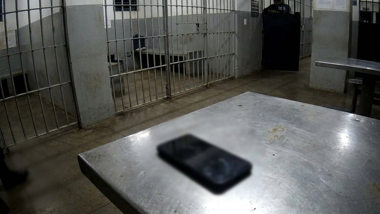 Juiz que emprestou celular a criminosos dentro da cadeia é denunciado pelo MP de Rondônia