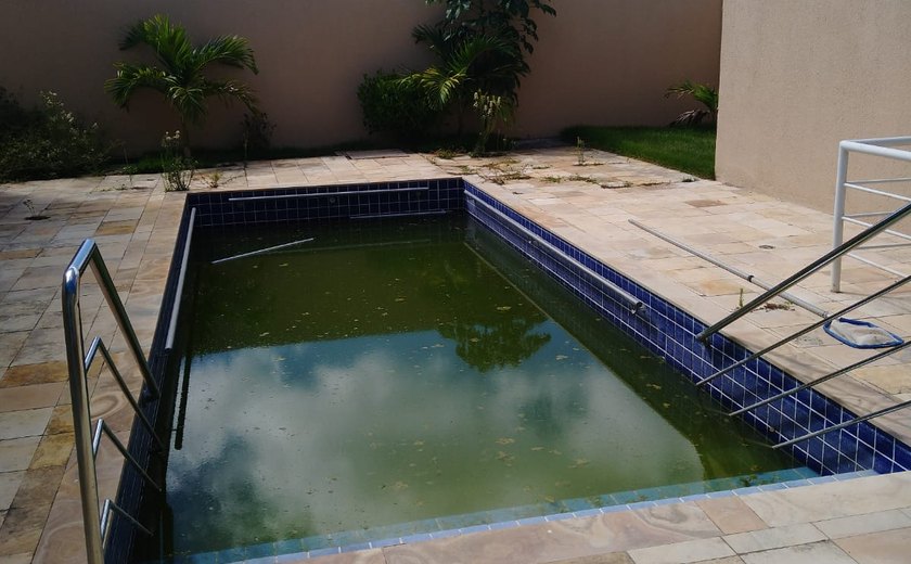 Piscina do CREDEFIPI virou um foco de doenças na Vila Nova em Palmeira dos Índios