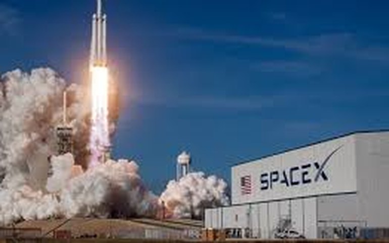 SpaceX inicia fim de semana com lançamento do Falcon 9 carregando 29 satélites Starlink