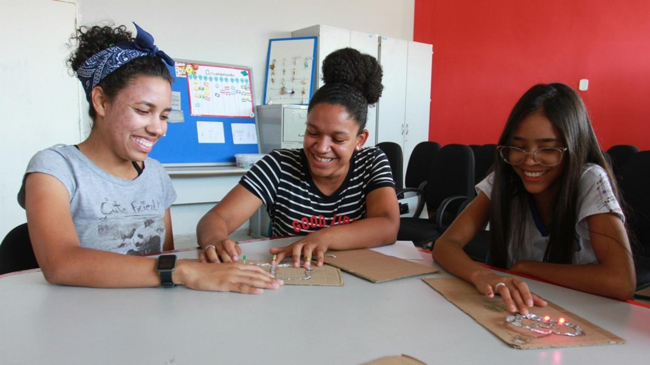 Governo de Alagoas anuncia licitação para compra de kits de combate à pobreza menstrual