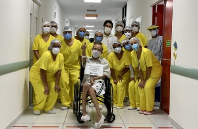 Idoso curado da Covid-19 recebe alta do Hospital da Mulher