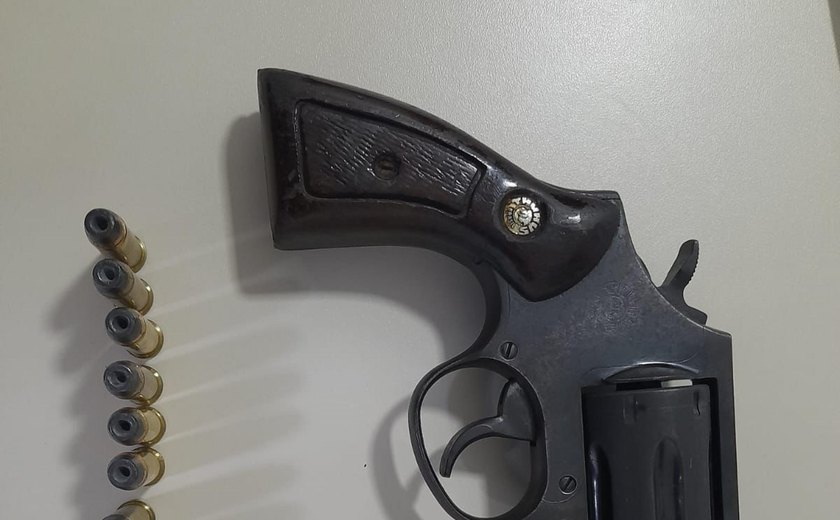 Polícia Militar flagra homem armado durante festa junina em Piranhas