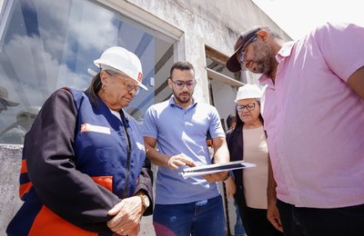 Prefeita Tia Júlia realiza visita técnica às obras no Centro de Educação Infantil Francisca Nunes, na Tabacaria