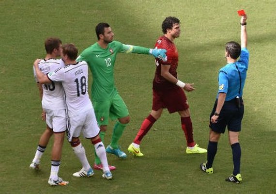 Alagoano Pepe leva o cartão vermelho após agredir Thomas Müller