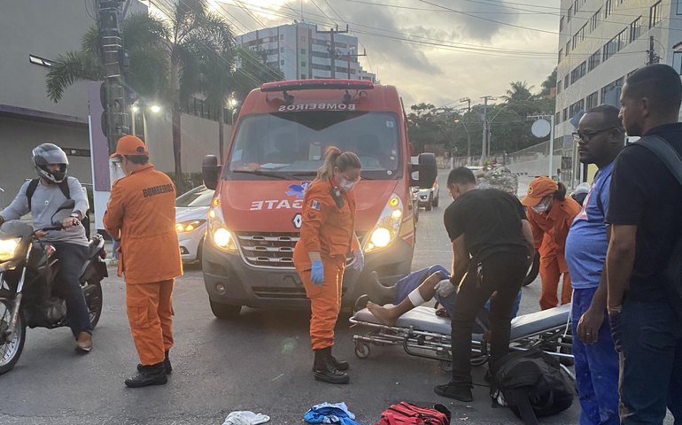 Colisão Carro x Moto: Corpo de Bombeiros atende ocorrência de trânsito em Mangabeiras, Maceió.