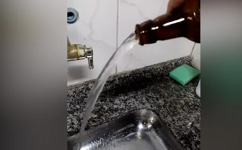 Consumidor compra cerveja para o Dia dos Pais e garrafas vêm com água e insetos