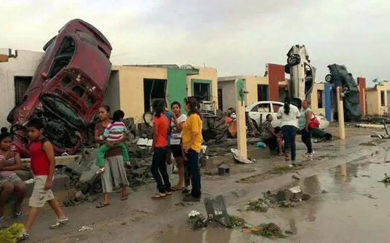 Veja consequências do mau tempo no México: telhado de instalação esportiva colapsa