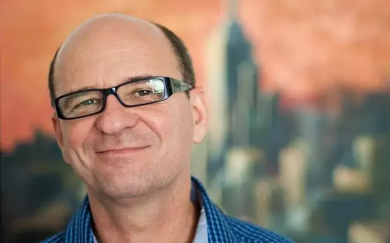 Ruffato analisa a mania brasileira de dar marcha à ré